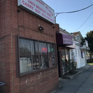 the outside of the restaurant