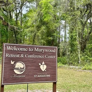 (*‿*) / ﾟﾟBeautiful walking/running trails back here.  Happy Sunday FunDay to you. Wishing U a blessed and fabulous week ahead.