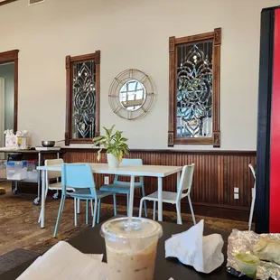 a table and chairs in a coffee shop