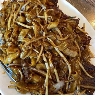 24. Stir Fried Beef Flat Rice Noodle