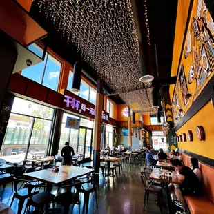 Fun vibes!! Empty when we arrived around 11am on a Saturday but packed when we left!