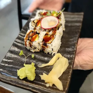 Eel &amp; avocado roll