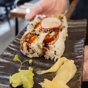 Eel &amp; avocado roll