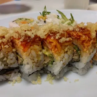 Smoked salmon with spicy sauce and tempura flakes