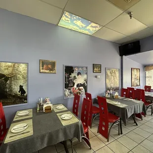 Another view of that cozy dining room.