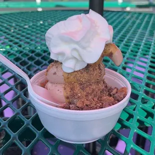 Peanut butter cup sundae