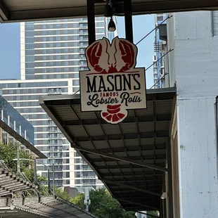 Mason&apos;s Famous Lobsta rolls