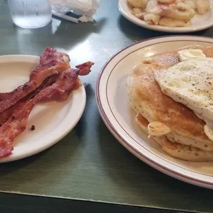 Pancakes with bacon and an egg over easy. They serve with real butter and real maple syrup.