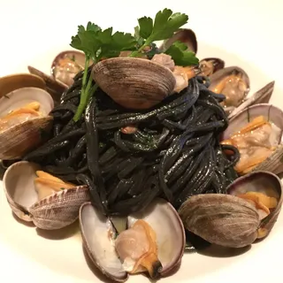 Spaghetti al Nero con Vongole Veraci