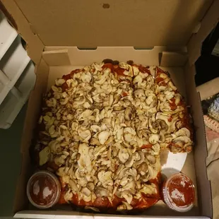 MEDIUM PEP AND MUSHROOM PIZZA WITH EXTRA MUSHROOMS!! LOOK AT HOW MANY THEY PUT ON HERE!! ITS AMAZING!!