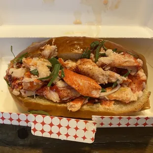 Maine style lobster roll