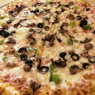 Deluxe pizza minus pepperoni