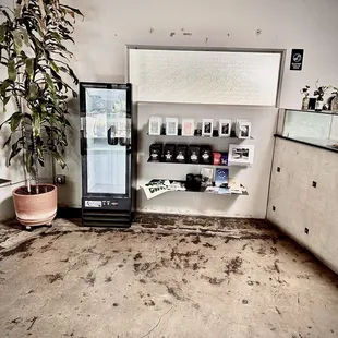 a dirty floor in a coffee shop