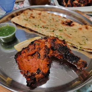 Tandoori chicken and garlic naan with chutney
