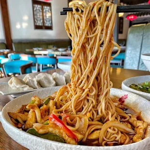 2. Garlic Chicken Fried Noodles IG: @bettyeatsthecity