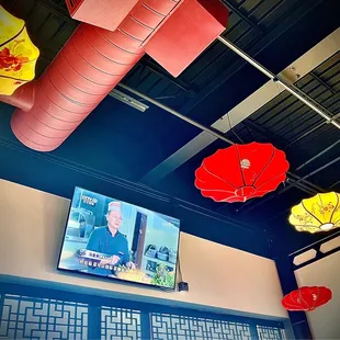 Watching Chinese cooking while waiting for your noodles=TORTURE!