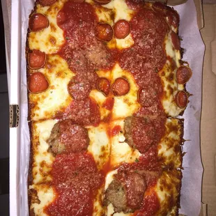 Detroit Red Top with half pep, half sausage! Heavy, but delicious!