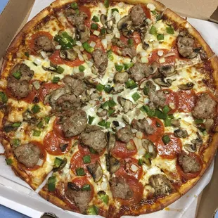 Large 14&quot; King Supreme, thin crust, well-done.