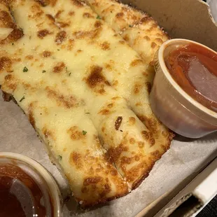 Cheesy breadsticks with tomato sauce