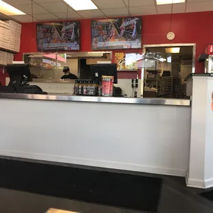 Super clean spot, 2 slices and a drink for $5!