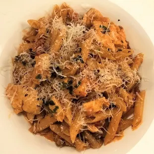 Penne with chicken, mushrooms, sun-dried tomatoes and pink sauce