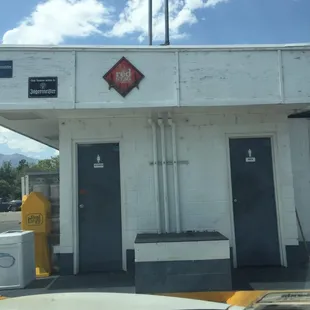 For this gas station having outside restrooms, I got to give it to them they're really well maintenance. Greatly appreciated. (7/1/16)