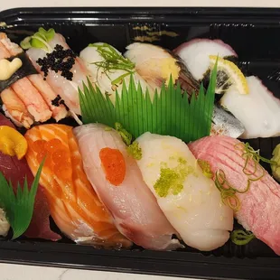 Sushi deluxe (Chef&apos;s choice of 10 pieces of nirigi) - $27