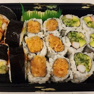 Maki combo (crazy shrimp tempura, spicy salmon, California roll) - $20