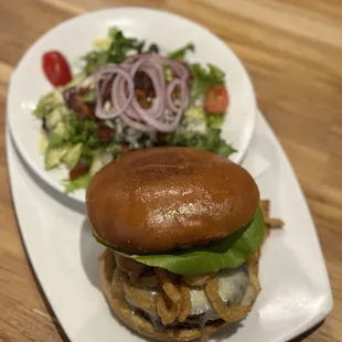 Bruger Matt&apos;s Burger with Side House Salad