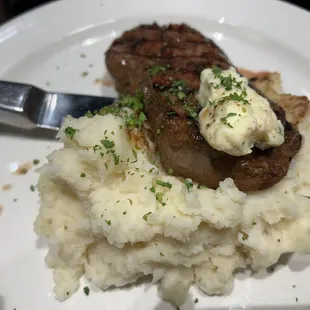 8 oz Sirloin w/side of mashed potatoes