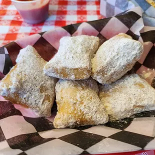 Zeppolis