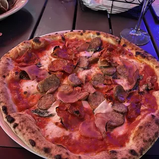Carnivora Pizza