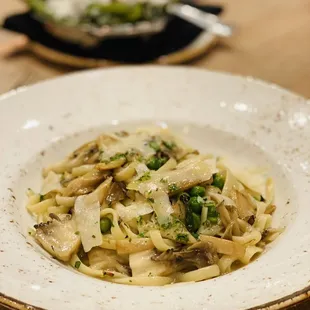 Linguini with mushroom and peas