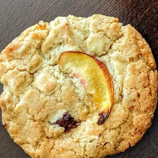 Peaches and Cream Cookie from Honeybear Bake Shop | Instagram: @telephonesmoothie