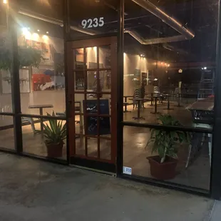 the outside of a coffee shop