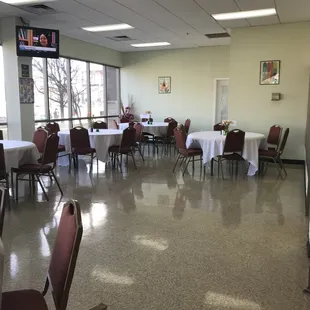 Large dining area w/ a lot of natural light