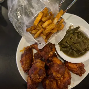 food, chicken wings and fried chicken