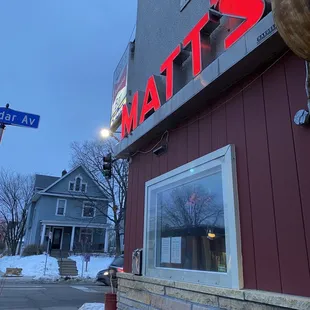 the outside of a restaurant