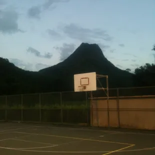 Looks like a green version of "Close Encounters of the Third Kind"...Mt. Olomana...what a backdrop!