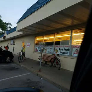 Amazing... this town is so Quant, and trusting. Lady rode her bike up, and left it next to the PARKING METERS!!