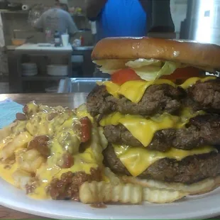 a cheeseburger with macaroni and cheese