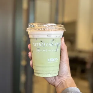 ig: @whatsviveating  |  jade's kiss