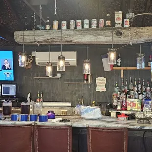 I like this bar decor tho