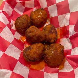 Sis boneless chicken hot wings!