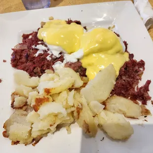 Corned beef hash eggs benedict