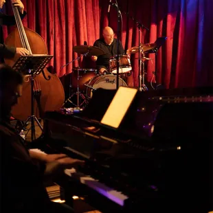 Live music 6 nights a week