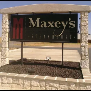 a sign for maxey's steakhouse