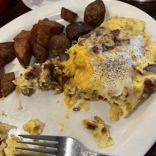 Omelette with potatoes and fruit