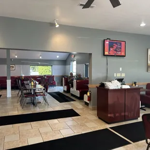 So Clean and new feeling  very fresh . It's 2:00 pm  that's why so empty