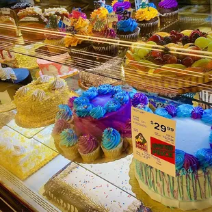 Cupcakes, sheet cakes, round cakes